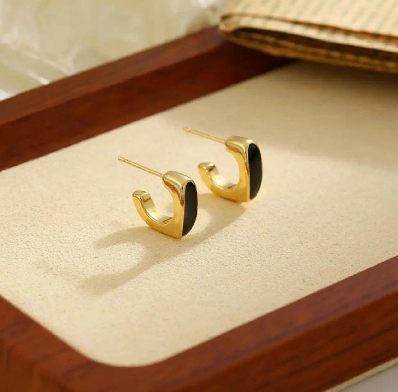 Artificial jewelleryAKaccessories