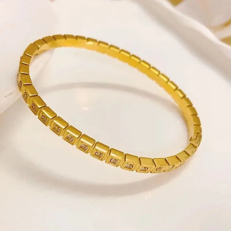 Artificial jewelleryAKaccessories