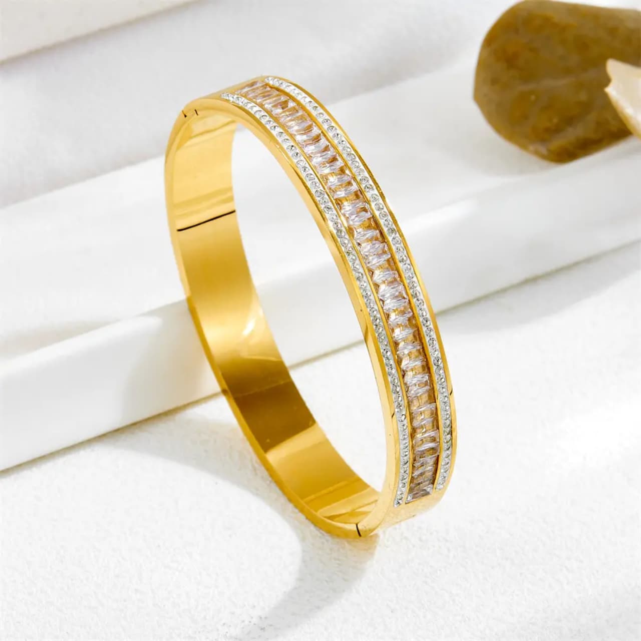 Artificial jewelleryAKaccessories