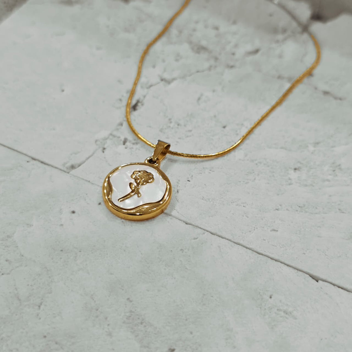 Round rose Necklace