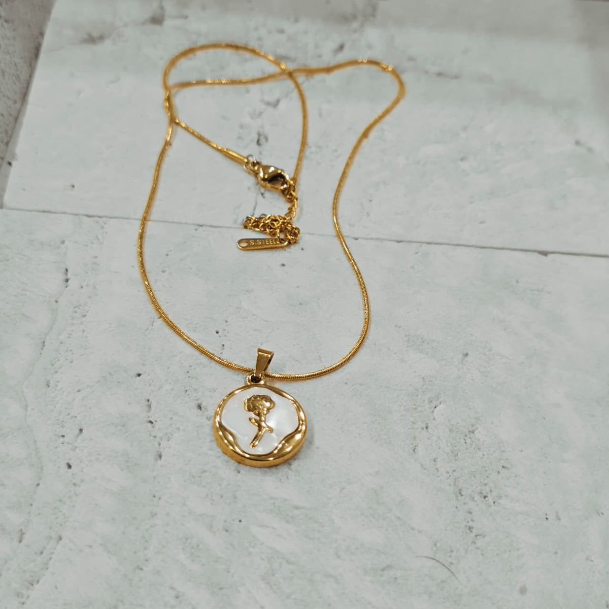 Round rose Necklace