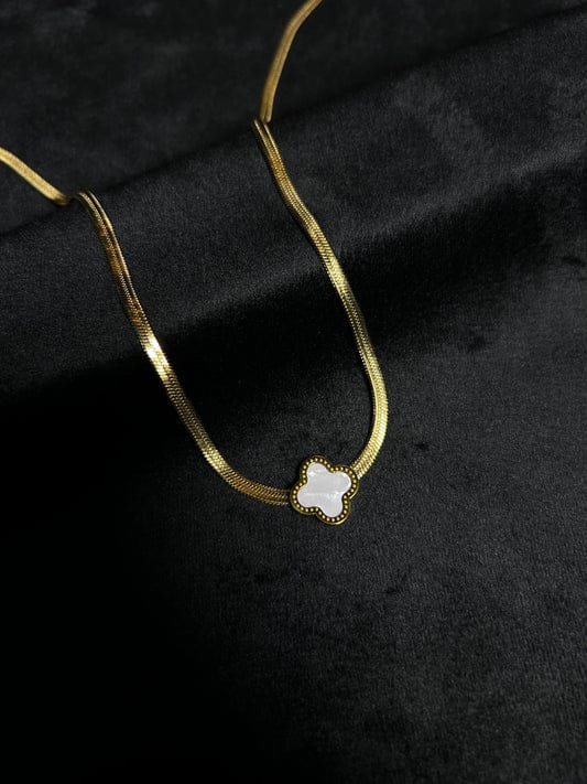 Snake clover white necklace